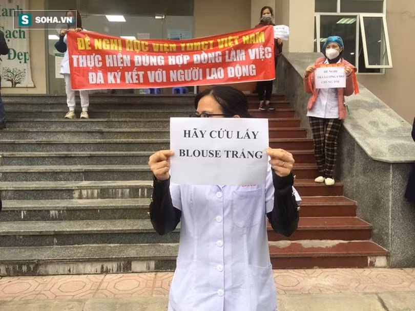 Hết giờ làm, rất nhiều nhân viên y tế của Bệnh viện Tuệ Tĩnh đứng trước cửa Bệnh viện để cầu cứu người đi đường giúp họ (Ảnh - Soha)
