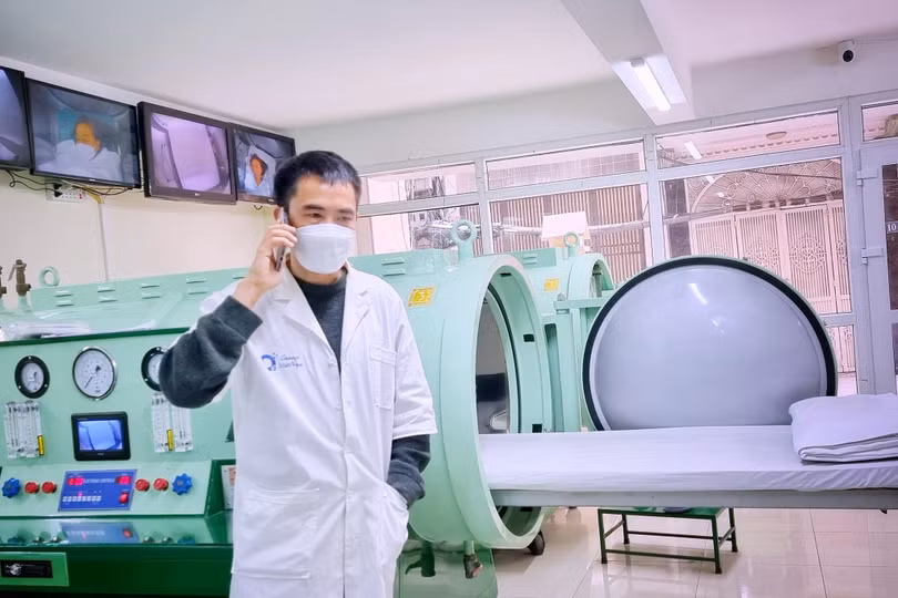 BS. Nguyễn Huy Hoàng - Trung tâm Oxy cao áp thuộc Trung tâm Nhiệt đới Việt – Nga (Bộ Quốc phòng) - tư vấn cho F0 tại nơi làm việc (Ảnh - NVCC) BS. Nguyễn Huy Hoàng - Trung tâm Oxy cao áp thuộc Trung tâm Nhiệt đới Việt – Nga (Bộ Quốc phòng) - tư vấn cho F0 tại nơi làm việc (Ảnh - NVCC)