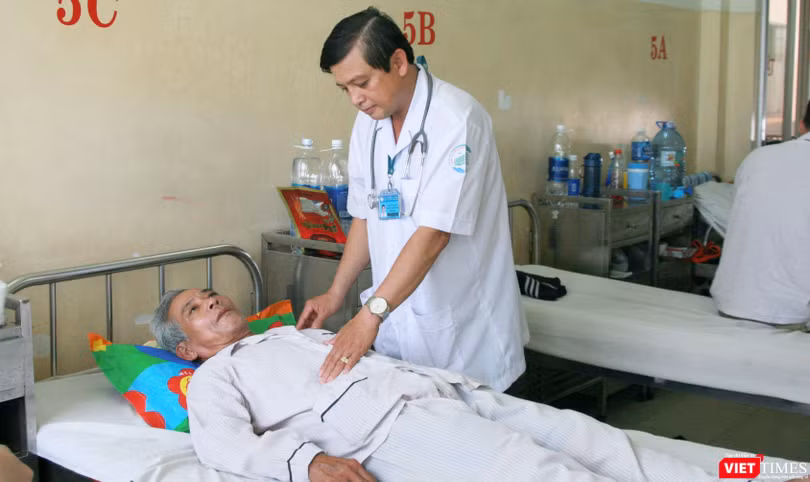 Bác sĩ chăm sóc cho bệnh nhân sốt xuất huyết. Ảnh: Minh Thảo 