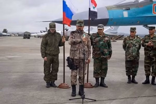 Ông Hassan tại căn cứ không quân Nga Khmeimim.