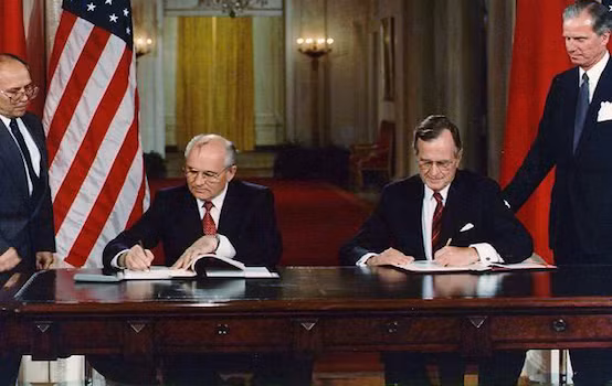 Tổng thống Nga Gorbachev và tổng thống Mỹ Bush năm 1990. Khi đó, Mỹ và phương Tây đã hứa với Nga rằng NATO sẽ không mở rộng 1 inch về phía Đông nhưng sau đó NATO đã kết nạp thêm 13 thành viên sát biên giới phía tây của Nga.