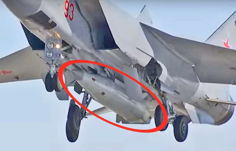 Tên lửa Kinzhal (khoanh màu đỏ) trên máy bay MiG-31.