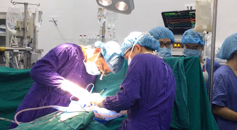 Các bác sĩ tại Bệnh viện Hữu nghị Việt Đức thực hiện ghép tim cho bệnh nhân (Ảnh: BVCC) 