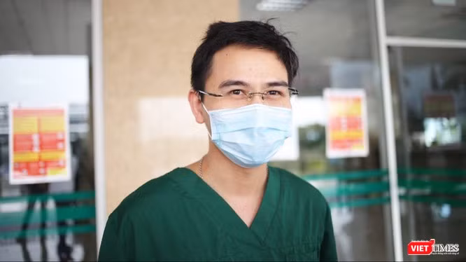 BS. Phạm Văn Phúc – Khoa Hồi sức tích cực, Bệnh viện Bệnh Nhiệt đới Trung ương (Ảnh: Minh Thúy) 