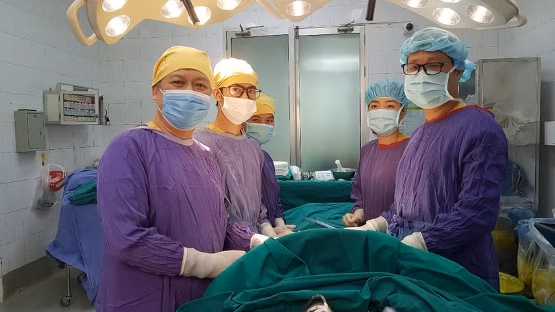Các bác sĩ phẫu thuật loại bỏ dị vật cho bệnh nhân (Ảnh: BVCC) 