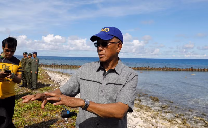 Bộ trưởng Quốc phòng Philippines Delfin Lorenzana nói với cánh phóng viên trên đảo Thị Tứ chiếm đóng trái phép ở Trường Sa.