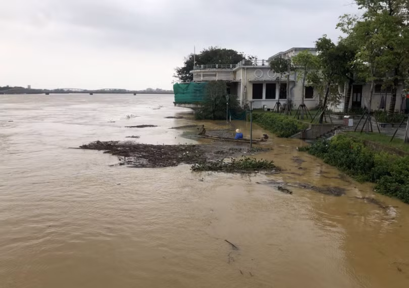 Mưa lũ gây nên tình trạng thiếu nước sạch nhiều ngày cho người dân, tiềm ẩn nguy cơ bệnh tật (Ảnh: Nguyễn Quân) Mưa lũ gây nên tình trạng thiếu nước sạch nhiều ngày cho người dân, tiềm ẩn nguy cơ bệnh tật (Ảnh: Nguyễn Quân)
