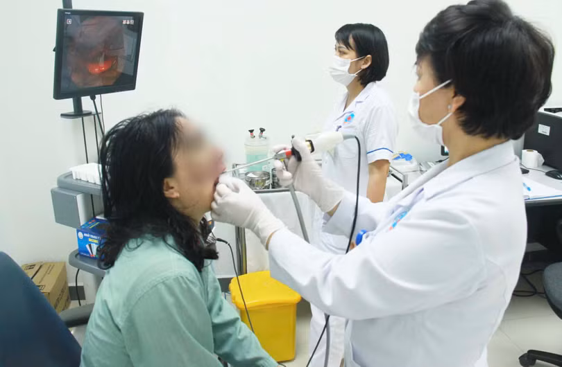 Bác sĩ khám bệnh cho bệnh nhân (Ảnh: Bệnh viện Hữu Nghị) 