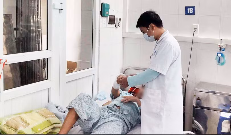Bác sĩ kiểm tra tình hình sức khoẻ bệnh nhân (Ảnh: BVCC) Bác sĩ kiểm tra tình hình sức khoẻ bệnh nhân (Ảnh: BVCC)