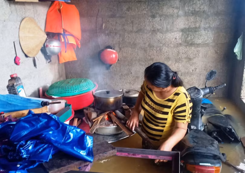 Nấu ăn trong mùa lũ (Ảnh: baothuathienhue.vn) Nấu ăn trong mùa lũ (Ảnh: baothuathienhue.vn)