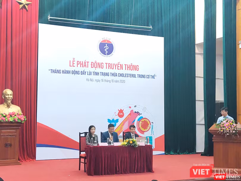 Các chuyên gia trao đổi về tình trạng thừa cholesterol trong cơ thể (Ảnh: Minh Thuý)