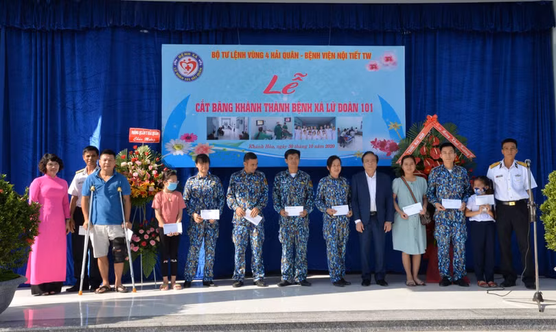 Bệnh viện Nội tiết Trung ương trao tặng và bàn giao công trình cho Bệnh xá Lữ 101 và trao 25 suất quà cho các gia đình chính sách và hộ nghèo trên địa bàn (Ảnh: BVCC) Bệnh viện Nội tiết Trung ương trao tặng và bàn giao công trình cho Bệnh xá Lữ 101 và trao 25 suất quà cho các gia đình chính sách và hộ nghèo trên địa bàn (Ảnh: BVCC)