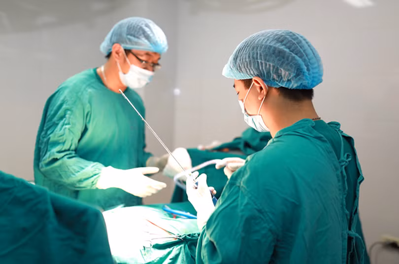 Bác sĩ tại Khoa Phẫu thuật thẩm mỹ phẫu thuật cho bệnh nhân (Ảnh: Bệnh viện Da liễu Trung ương) 