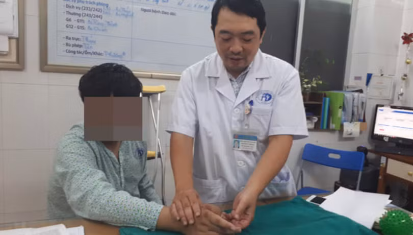 BS. Nguyễn Vũ Hoàng – Phó trưởng Khoa phẫu thuật tạo hình, Bệnh viện Đa khoa Xanh Pôn - đang kiểm tra lại tay cho bệnh nhân trước khi xuất viện (Ảnh: BVCC) BS. Nguyễn Vũ Hoàng – Phó trưởng Khoa phẫu thuật tạo hình, Bệnh viện Đa khoa Xanh Pôn - đang kiểm tra lại tay cho bệnh nhân trước khi xuất viện (Ảnh: BVCC)