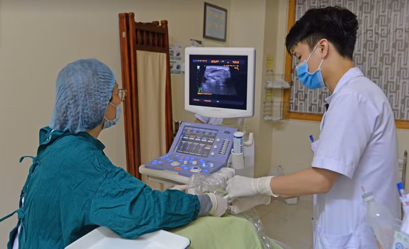 Bác sĩ điều trị cho bệnh nhân bị bướu giáp (Ảnh: BVCC) 