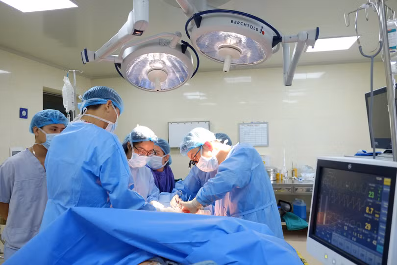 Sau 5 giờ đồng hồ phuẫu thuật, các bác sĩ đã loại bỏ da thừa, mỡ bụng cho bệnh nhân (Ảnh: BS. Nguyễn Đình Minh) Sau 5 giờ đồng hồ phuẫu thuật, các bác sĩ đã loại bỏ da thừa, mỡ bụng cho bệnh nhân (Ảnh: BS. Nguyễn Đình Minh)