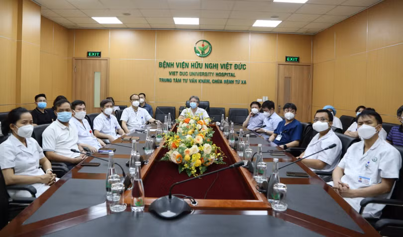 GS.TS Trần Bình Giang – Giám đốc Bệnh viện Hữu nghị Việt Đức-chỉ đạo công tác tiếp nhận và điều trị bệnh nhân COVID-19 tại trung tâm hồi sức tích cực người bệnh COVID-19 (Ảnh - BVCC)