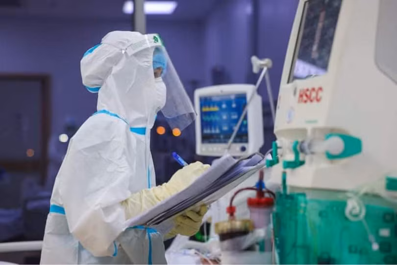 Bác sĩ trực cấp cứu cho bệnh nhân (Ảnh - BYT) 