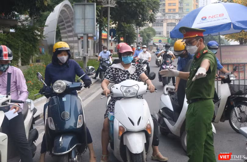 Nhiều chốt kiểm soát trở nên ùn ứ vì cán bộ cần kiểm tra quá nhiều loại giấy tờ hành chính. Ảnh: Minh Thúy.