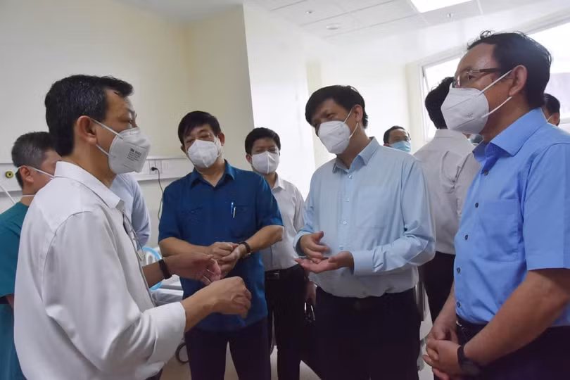 Bộ trưởng Bộ Y tế lưu ý Bệnh viện hồi sức COVID-19 TP. HCM chỉ thực hiện lọc máu và thở máy, bệnh nhân nào cần can thiệp ECMO (tim phổi nhân tạo) sẽ được chuyển về Bệnh viện Chợ Rẫy điều trị (Ảnh - Khôi Nguyễn)