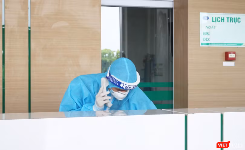 Bác sĩ trực cấp cứu ở bệnh viện (Ảnh - Minh Thuý) 