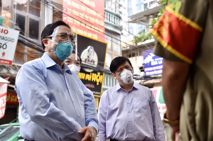 Thủ tướng trao đổi với lực lượng làm nhiệm vụ tại chốt kiểm soát của phường ở ngã 3 Nguyễn Trãi – Nguyễn Tuân - Ảnh: VGP/Nhật Bắc Thủ tướng trao đổi với lực lượng làm nhiệm vụ tại chốt kiểm soát của phường ở ngã 3 Nguyễn Trãi – Nguyễn Tuân - Ảnh: VGP/Nhật Bắc