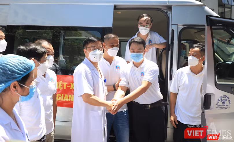 PGS. TS. Nguyễn Thanh Hà - Giám đốc Bệnh viện Hữu Nghị - tiễn đoàn 30 bác sĩ, điều dưỡng vào Tiền Giang chống dịch (Ảnh - Minh Thuý) PGS. TS. Nguyễn Thanh Hà - Giám đốc Bệnh viện Hữu Nghị - tiễn đoàn 30 bác sĩ, điều dưỡng vào Tiền Giang chống dịch (Ảnh - Minh Thuý)