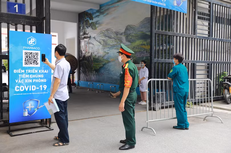 Người dân đến tiêm được hướng dẫn khai báo y tế qua hệ thống quét mã QR, tránh tiếp xúc không cần thiết (Ảnh - Pharbaco) Người dân đến tiêm được hướng dẫn khai báo y tế qua hệ thống quét mã QR, tránh tiếp xúc không cần thiết (Ảnh - Pharbaco)