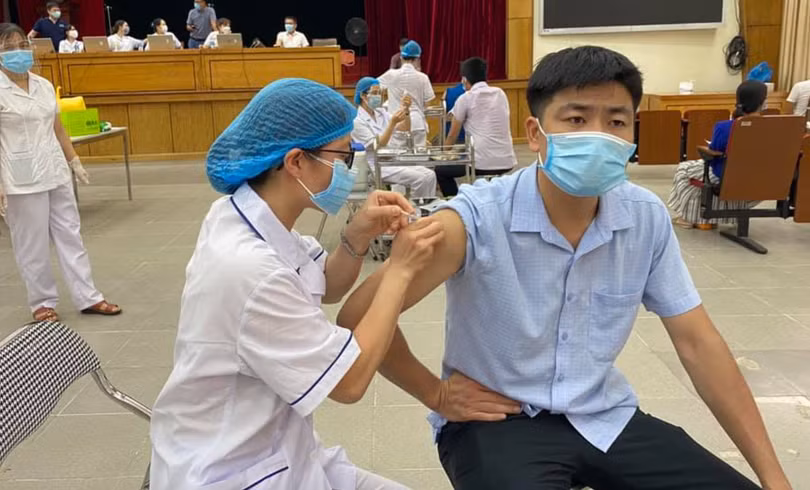Nhân viên y tế tiêm vaccine phòng COVID-19 cho người dân (Ảnh - TTYT Q. Hai Bà Trưng) Nhân viên y tế tiêm vaccine phòng COVID-19 cho người dân (Ảnh - TTYT Q. Hai Bà Trưng)