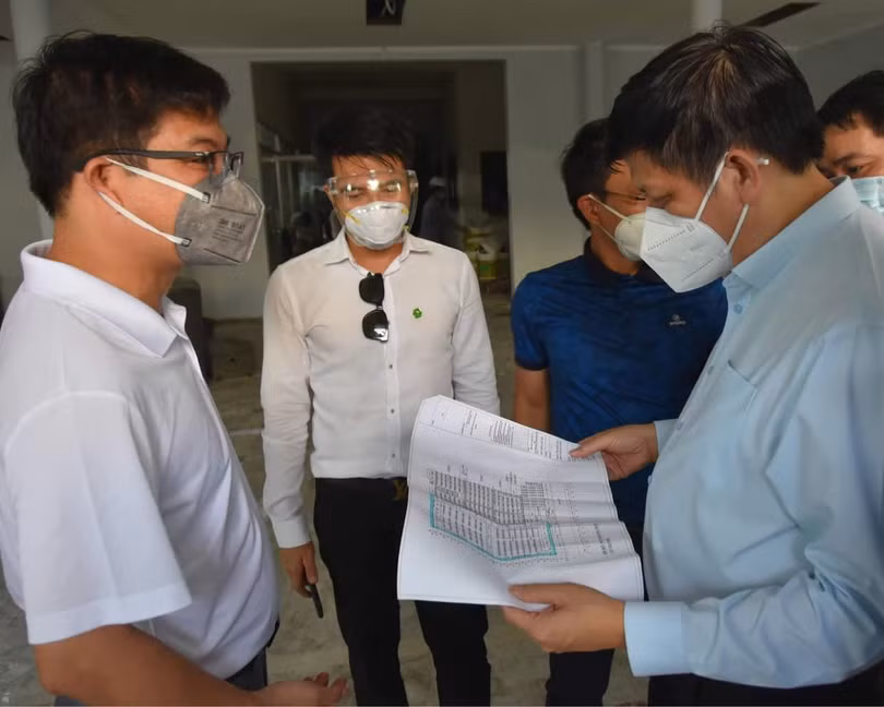 Bộ trưởng Bộ Y tế kiểm tra, trao đổi về tiến độ thiết lập trung tâm hồi sức (Ảnh - Khôi Nguyễn)