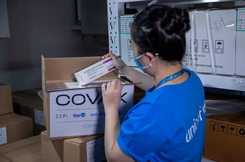 Kiểm tra chất lượng lô vaccine phòng COVID-19 của AstraZeneca (Ảnh - UNICEF Việt Nam/ Trương Việt Hùng) Kiểm tra chất lượng lô vaccine phòng COVID-19 của AstraZeneca (Ảnh - UNICEF Việt Nam/ Trương Việt Hùng)