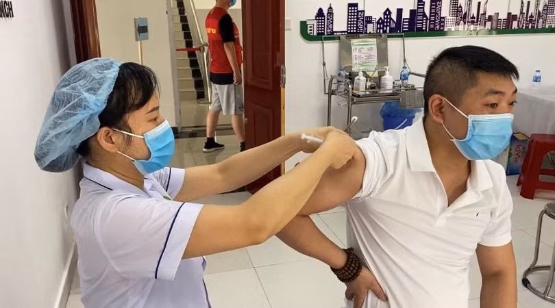 Nhân viên Trung tâm Y tế huyện An Dương tiêm vaccine phòng COVID-19 VeroCell cho người lao động (Ảnh - Duy Thành) Nhân viên Trung tâm Y tế huyện An Dương tiêm vaccine phòng COVID-19 VeroCell cho người lao động (Ảnh - Duy Thành)