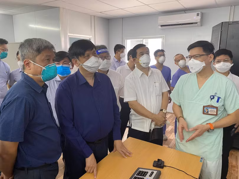 Bộ trưởng BYT Nguyễn Thanh Long và Thứ trưởng BYT Nguyễn Trường Sơn nghe báo cáo công tác điều trị bệnh nhân COVID-19 tại Trung tâm hồi sức tích cực của Bệnh viện Hữu nghị Việt Đức (Ảnh - Vũ Mạnh Cường) Bộ trưởng BYT Nguyễn Thanh Long và Thứ trưởng BYT Nguyễn Trường Sơn nghe báo cáo công tác điều trị bệnh nhân COVID-19 tại Trung tâm hồi sức tích cực của Bệnh viện Hữu nghị Việt Đức (Ảnh - Vũ Mạnh Cường)
