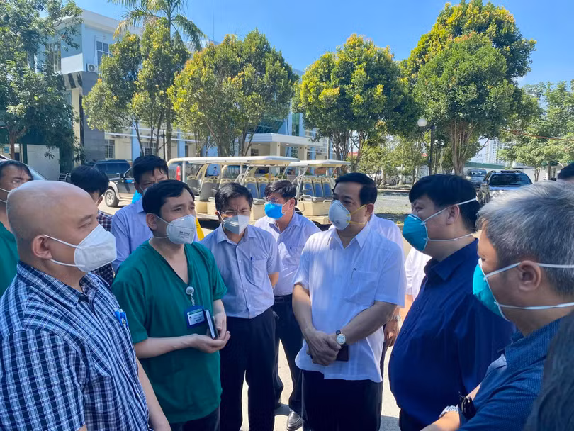 PGS.TS. Đỗ Ngọc Sơn - Phó trưởng Khoa A9 Bệnh viện Bạch Mai báo cáo với lãnh đạo Bộ Y tế về công tác điều trị bệnh nhân nặng tại Trung tâm hồi sức tích cực của BV Bạch Mai (Ảnh - Vũ Mạnh Cường) PGS.TS. Đỗ Ngọc Sơn - Phó trưởng Khoa A9 Bệnh viện Bạch Mai báo cáo với lãnh đạo Bộ Y tế về công tác điều trị bệnh nhân nặng tại Trung tâm hồi sức tích cực của BV Bạch Mai (Ảnh - Vũ Mạnh Cường)