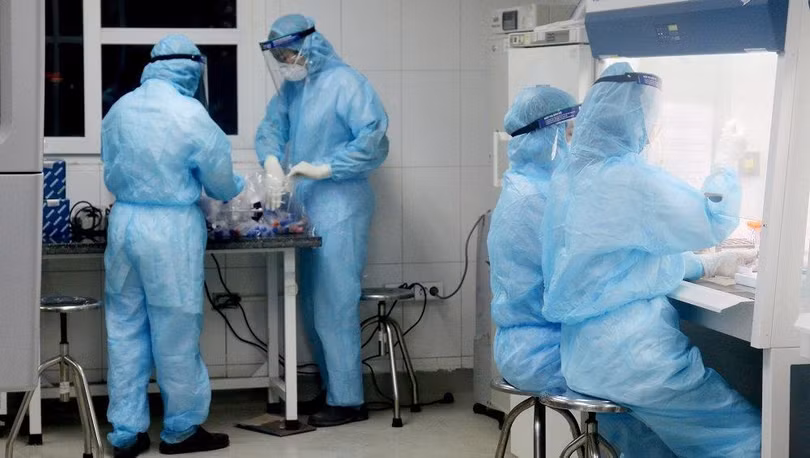 Nhân viên y tế làm việc trong phòng xét nghiệm COVID-19 (Ảnh - Ngọc Nga) 