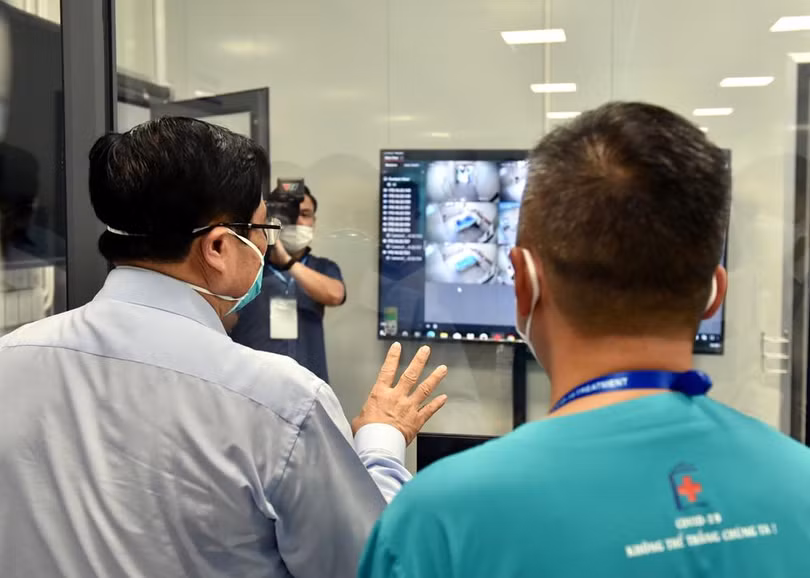 Bệnh viện được chia thành 3 khu: Khu xanh là văn phòng hành chính; khu vàng là các dãy ký túc xá, nhà ăn, xét nghiệm, kho vật tư thiết bị y tế và khu đỏ là nơi điều trị. Bệnh viện được chia thành 3 khu: Khu xanh là văn phòng hành chính; khu vàng là các dãy ký túc xá, nhà ăn, xét nghiệm, kho vật tư thiết bị y tế và khu đỏ là nơi điều trị.