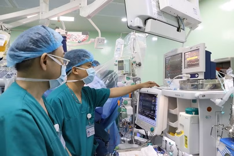Các bác sĩ kiểm tra máy móc chuẩn bị phẫu thuật (Ảnh - BVCC) Các bác sĩ kiểm tra máy móc chuẩn bị phẫu thuật (Ảnh - BVCC)