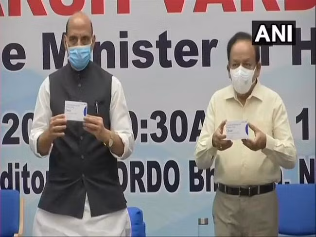 Bộ trưởng Quốc phòng Ấn Độ Rajnath Singh và Bộ trưởng Y tế Harsh Vardhan công bố loại thuốc điều trị COVID-19 có tên 2-DG sáng 17/5. (Ảnh: ANI) Bộ trưởng Quốc phòng Ấn Độ Rajnath Singh và Bộ trưởng Y tế Harsh Vardhan công bố loại thuốc điều trị COVID-19 có tên 2-DG sáng 17/5. (Ảnh: ANI)