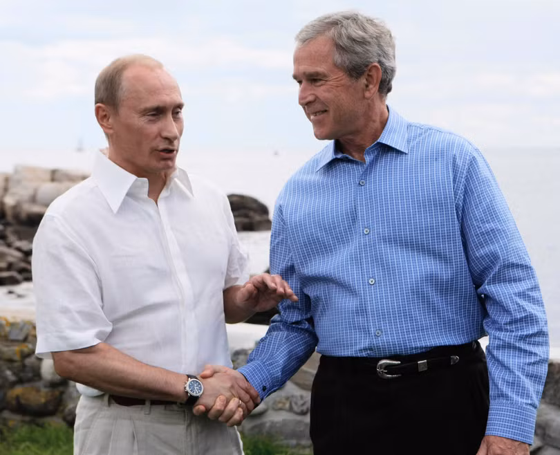 Ông Bush bắt tay với ông Putin sau tuyên bố chung của họ vào ngày 2.7.2007 trong dinh thự của gia đình ông Bush tại Walker's Point, Kennebunkport, Maine.