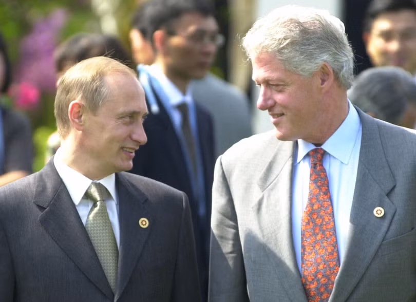 Ông Clinton chia sẻ một khoảnh khắc sáng láng với ông Putin trước cuộc họp G8 tại Nago, Okinawa, Nhật Bản.