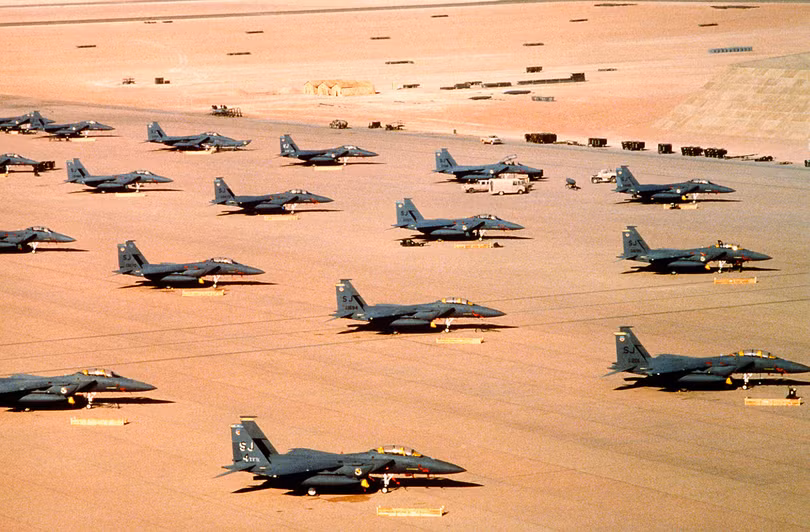 Máy bay F-15E của Mỹ trong chiến dịch Lá chắn sa mạc. Máy bay F-15E của Mỹ trong chiến dịch Lá chắn sa mạc.