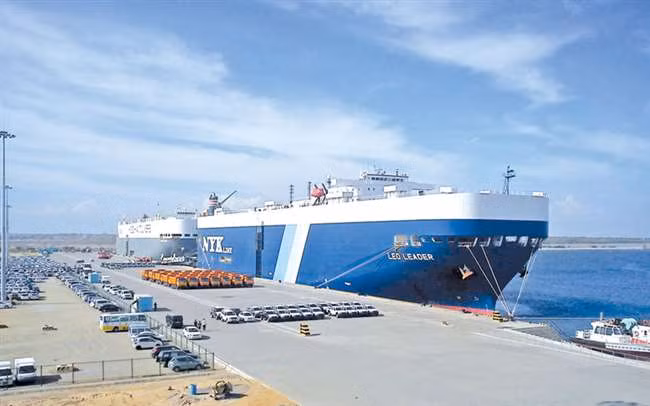 Nhờ có món nợ 1 tỷ USD của Sri Lanka mà Trung Quốc đã dành quyền thuê cảng Hambantota trong 99 năm. Nhờ có món nợ 1 tỷ USD của Sri Lanka mà Trung Quốc đã dành quyền thuê cảng Hambantota trong 99 năm.