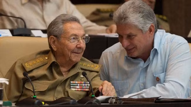 Miguel Díaz-Canel Bermúdez (phải) là người thay thế ông Rául Castro (trái) vào hồi tháng 4 vừa qua. Miguel Díaz-Canel Bermúdez (phải) là người thay thế ông Rául Castro (trái) vào hồi tháng 4 vừa qua.