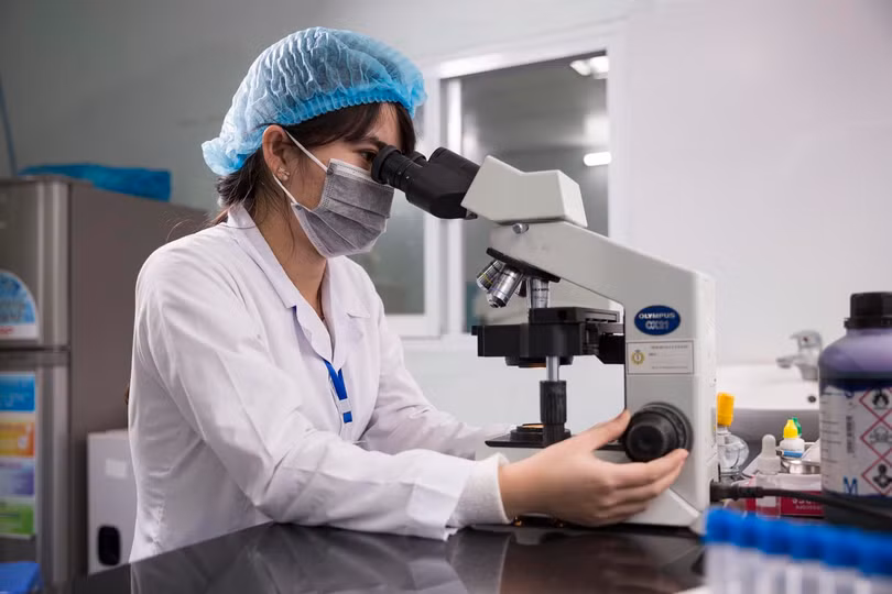 Sinh viên Trường Đại học Quốc gia Hà Nội nghiên cứu khoa học. Ảnh: ĐHQGHN