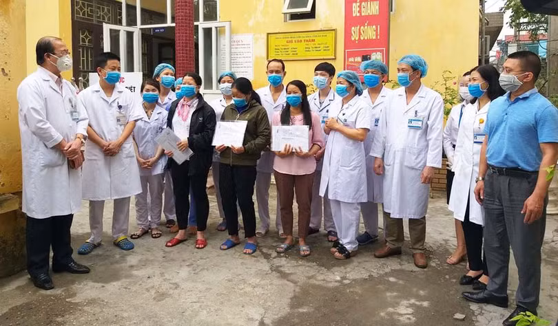 3 bệnh nhân mắc COVID-19 tại Bệnh viện Đa khoa tỉnh Hà Nam được công bố khỏi bệnh. Ảnh: Phạm Hằng 