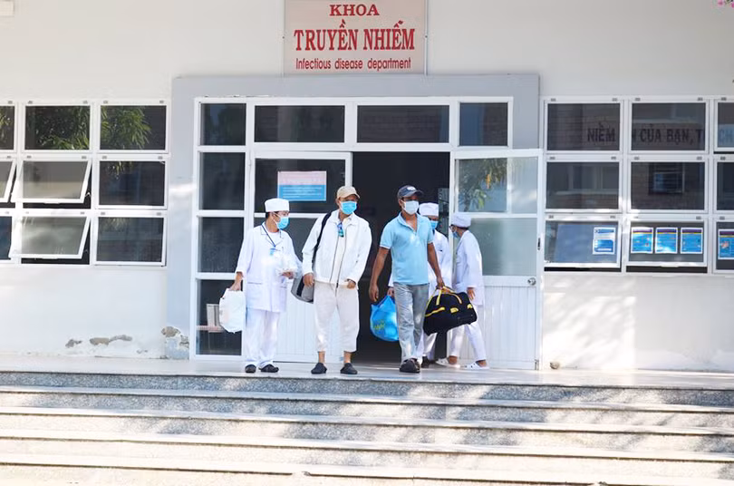 2 bênh nhân công bố khỏi bệnh tại Bệnh Viện Đa khoa tỉnh Ninh Thuận. Ảnh: Phạm Hằng 