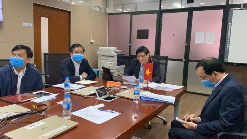 Bộ Y tế Viêt Nam họp trực tuyến với Bộ trưởng Bộ Y tế Lào. Ảnh: Phạm Hằng 