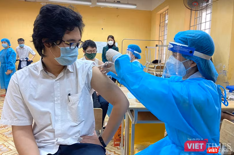 Học sinh được tiêm vaccine COVID-19 (Ảnh - Quang Hùng)