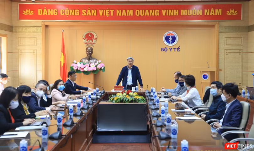 Thứ trưởng Bộ Y tế Nguyễn Trường Sơn chủ trì cuộc họp (Ảnh - Minh Thuý) 