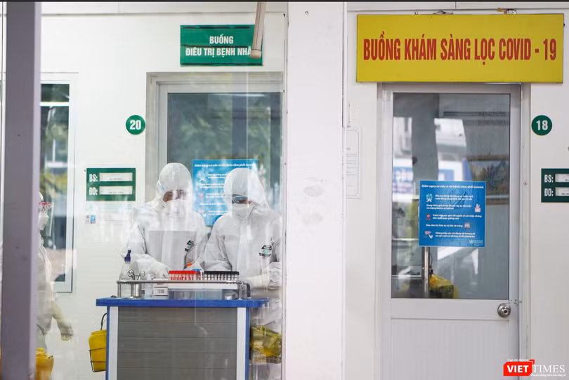 Buồng khám sàng lọc COVID-19 tại BV (Ảnh - Minh Thuý) 
